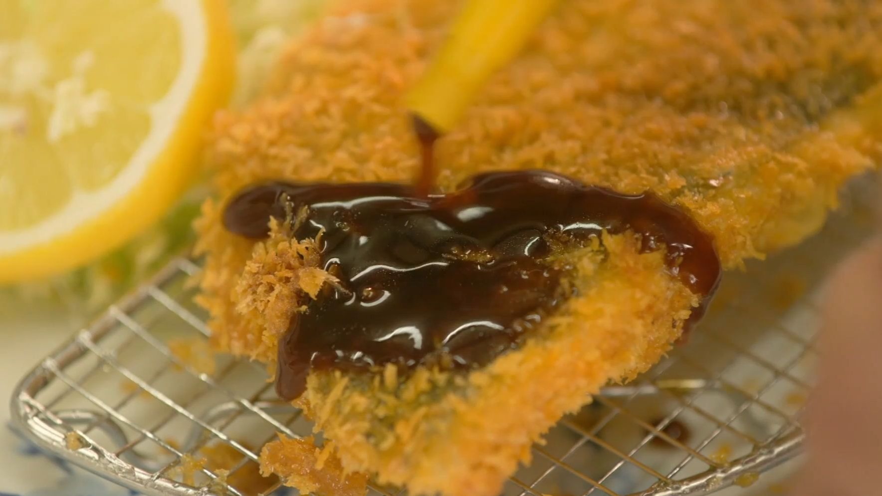 安静午后的鱼巷食堂里，他折服于不可思议的竹荚鱼