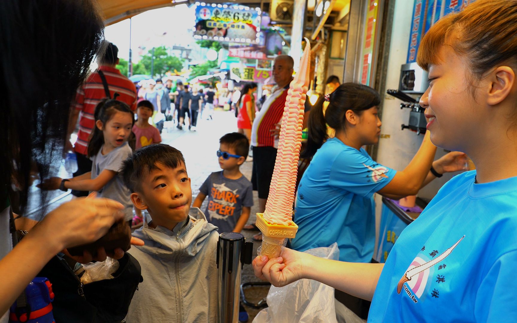 怎么办？看看大家的看法：50公分长巨无霸霜淇淋 冰淇淋║台湾淡水老街[一阶段]的第1张示图