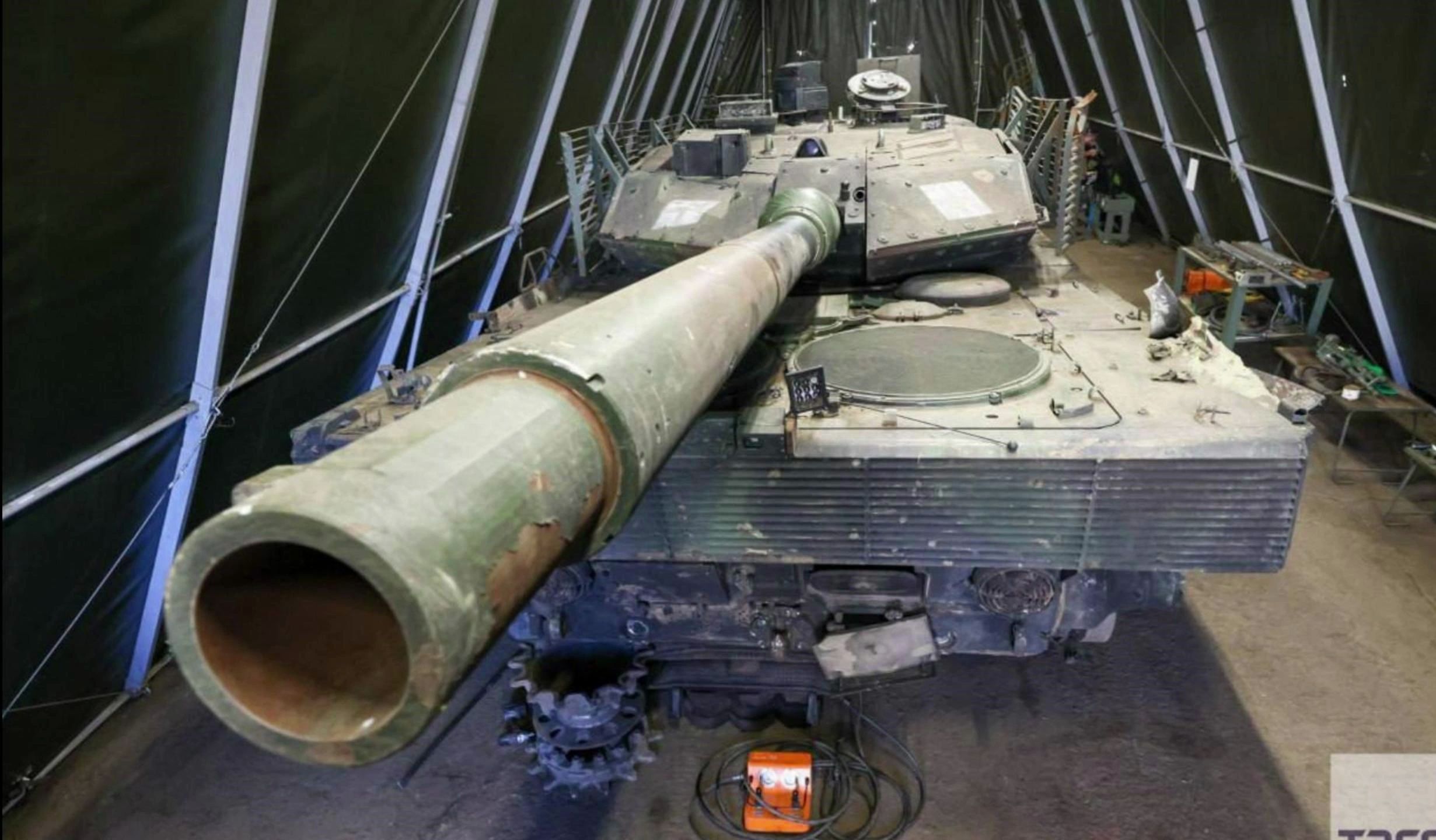 打瘫奖励100万！俄军高调展示俘获的豹2A6，维修后将进行逆向研究