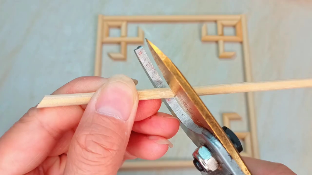 教大家用一次性筷子做个简单漂亮的手工灯笼！