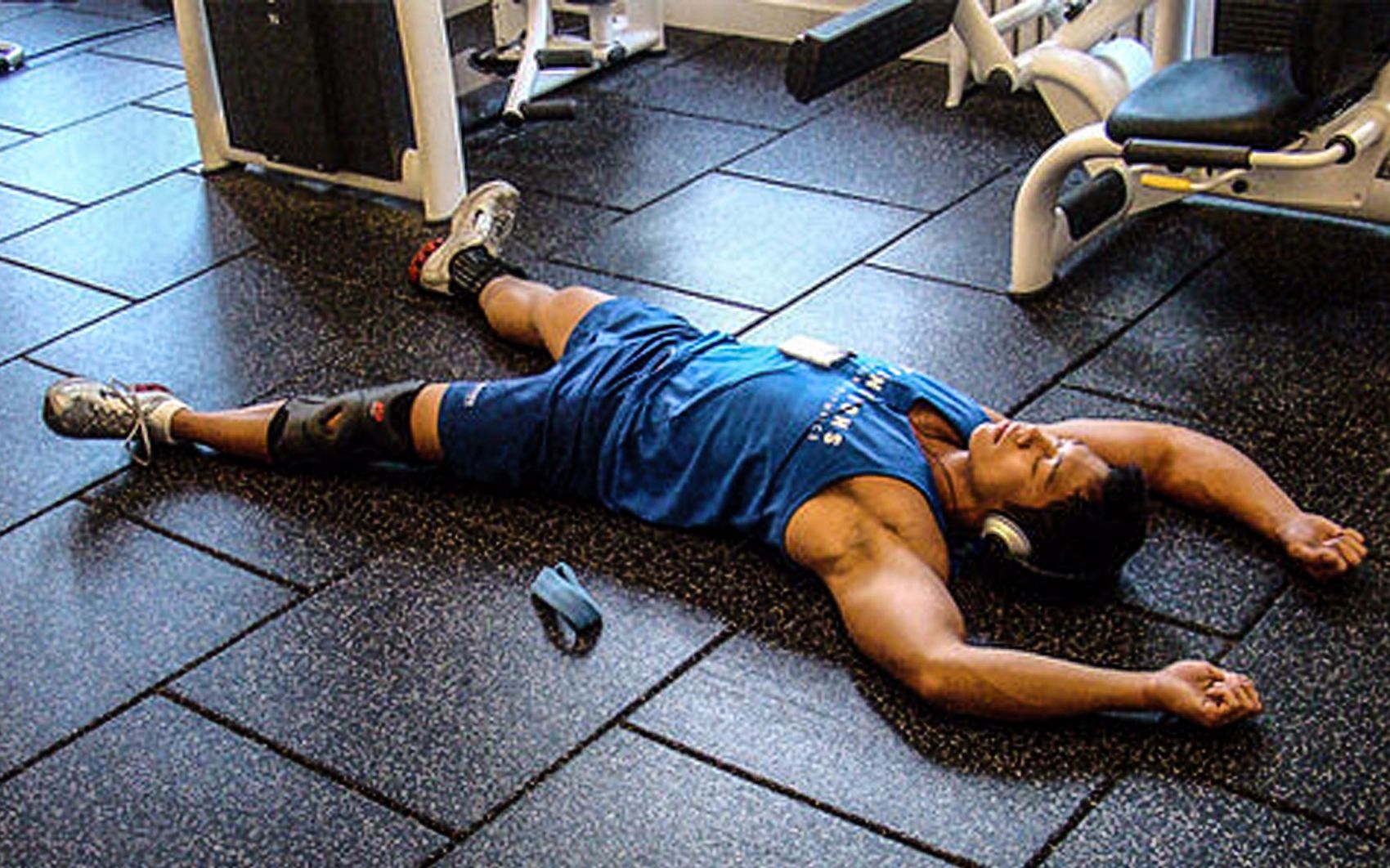 男子训练过度在健身房晕倒判断运动过度的几个依据运动健身时要留意