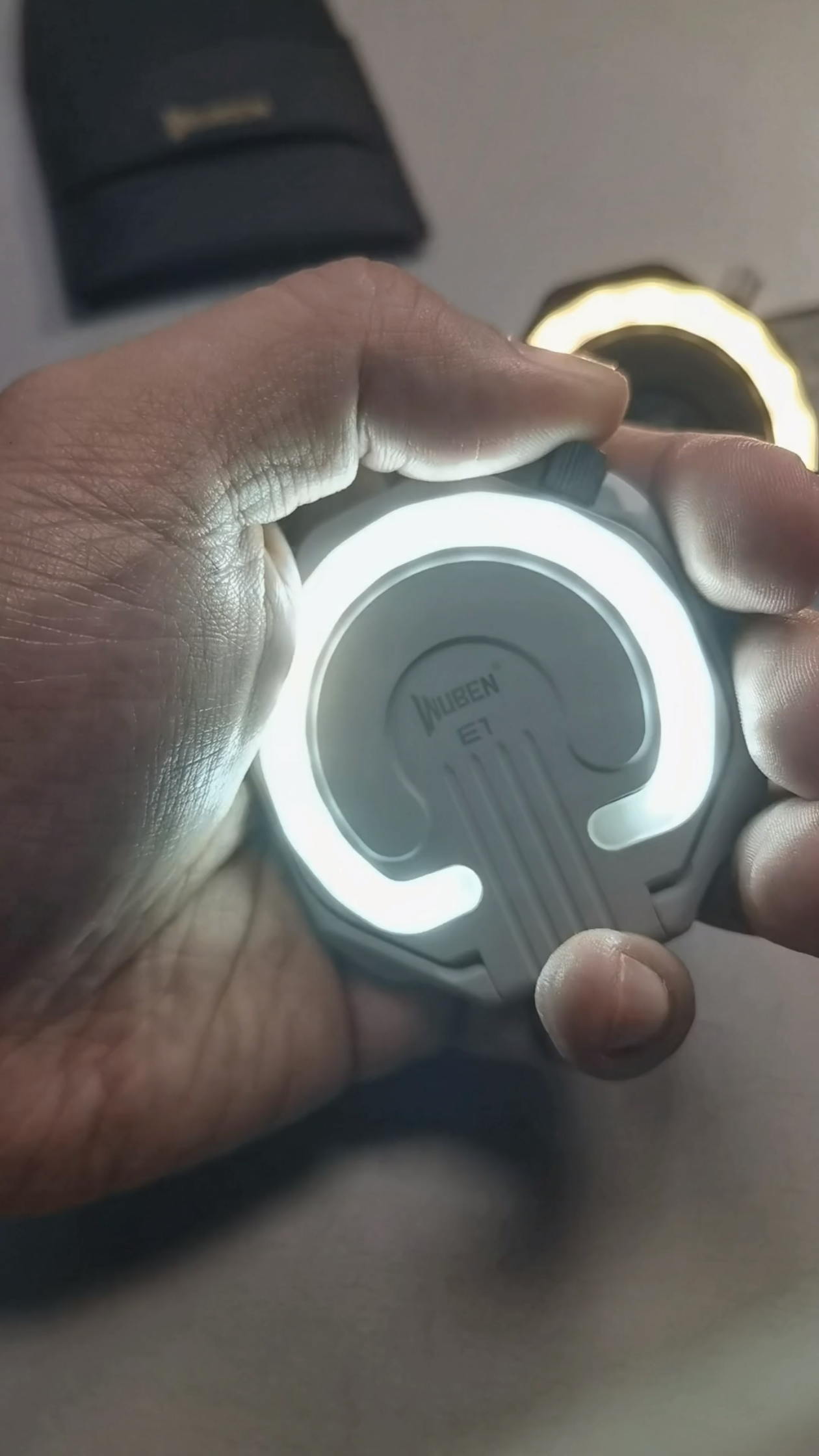 务本E1的手机补光灯/磁吸支架，设计的不错的其实，就是被垄断了，随便提一嘴