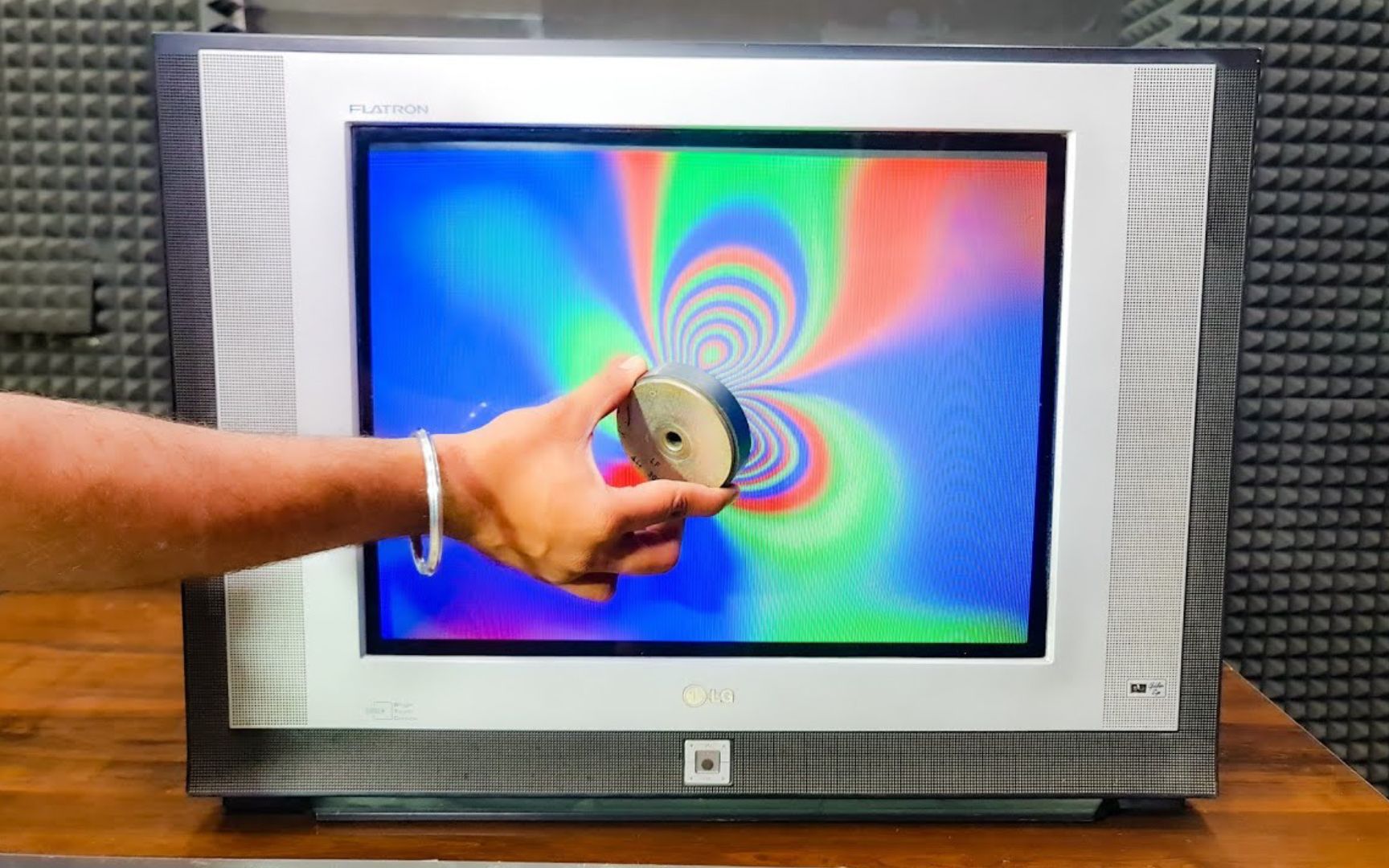 磁铁一靠近老式电视机，为什么就会出现花屏？又为啥一拍就好？