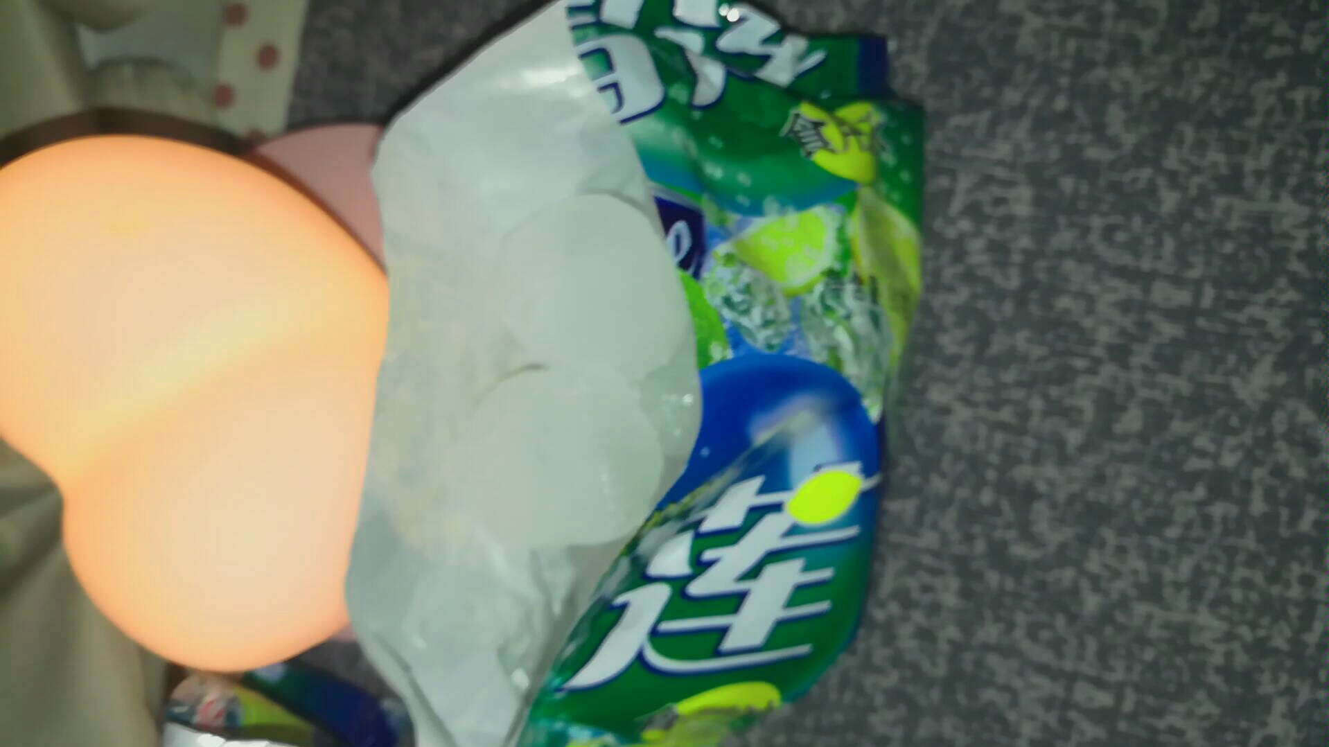 5毛钱一袋的雪碧冰块算是沙冰不脆但是很好吃有人声这个没有录好