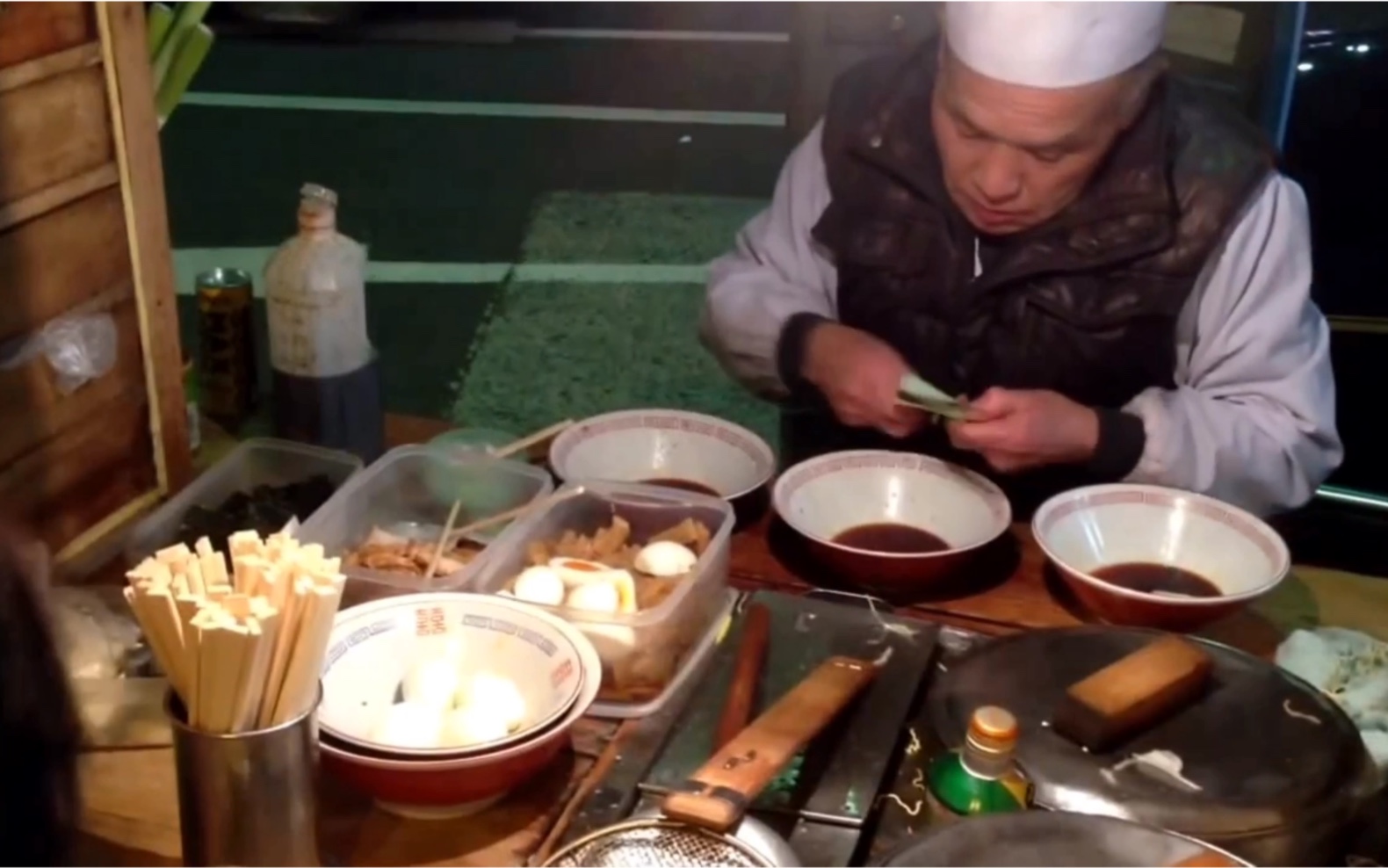 【日本平民拉面就在马路边煮】这位大爷就一个人煮面收钱收拾碗 但感觉非常有风味 很想尝试一下