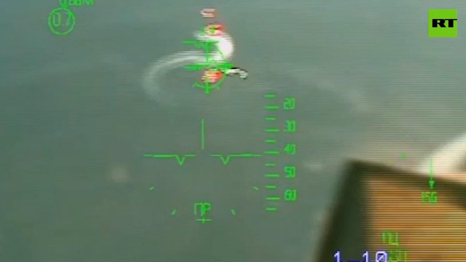 俄军苏30战斗机使用Gsh-30-1机炮把乌军登陆艇打进海里喂鱼的原片
