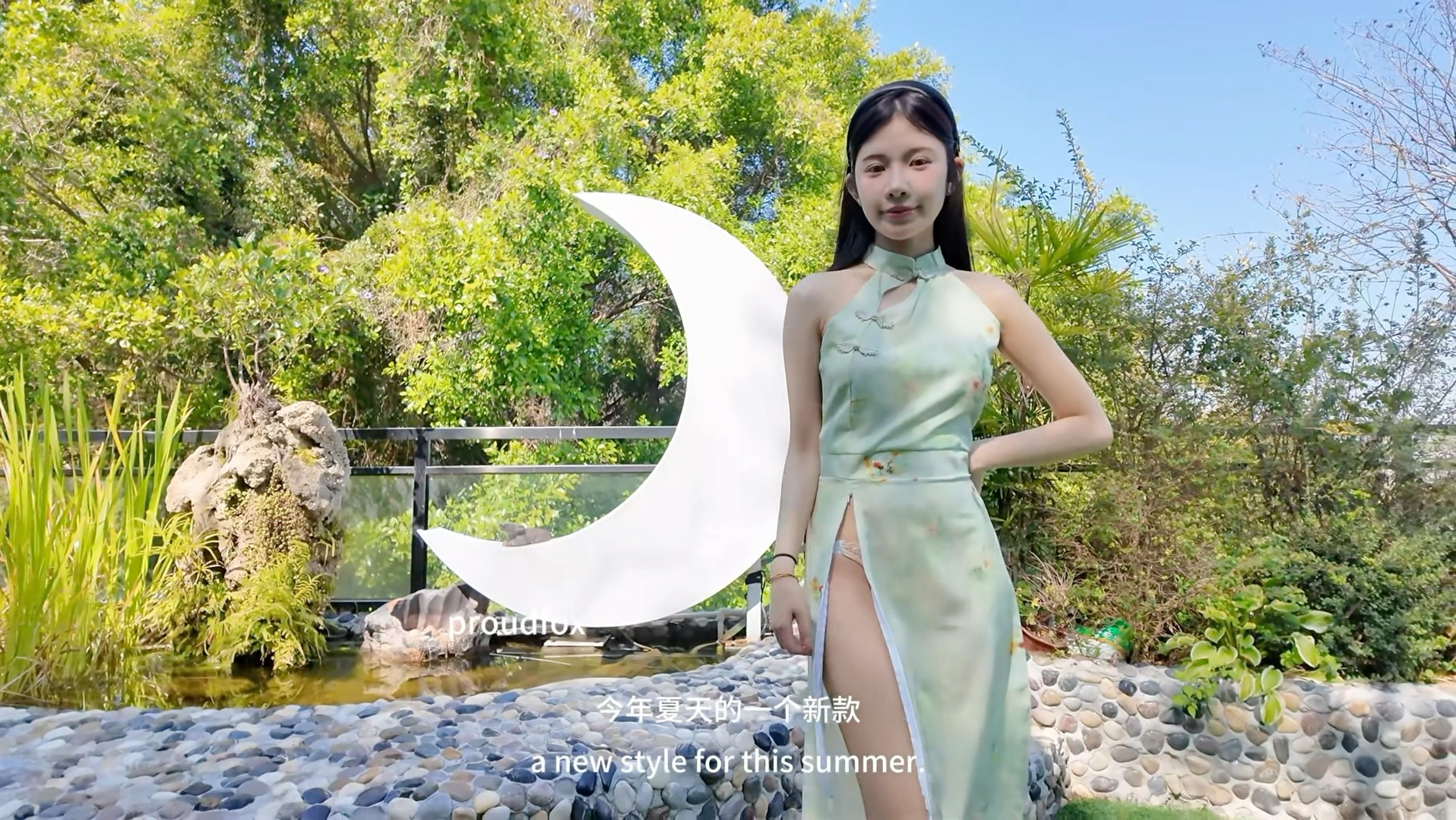 可爱的贝贝展示我们设计的夏季改良旗袍
