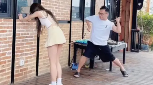 搞笑名场面，解压美女打屁股游戏