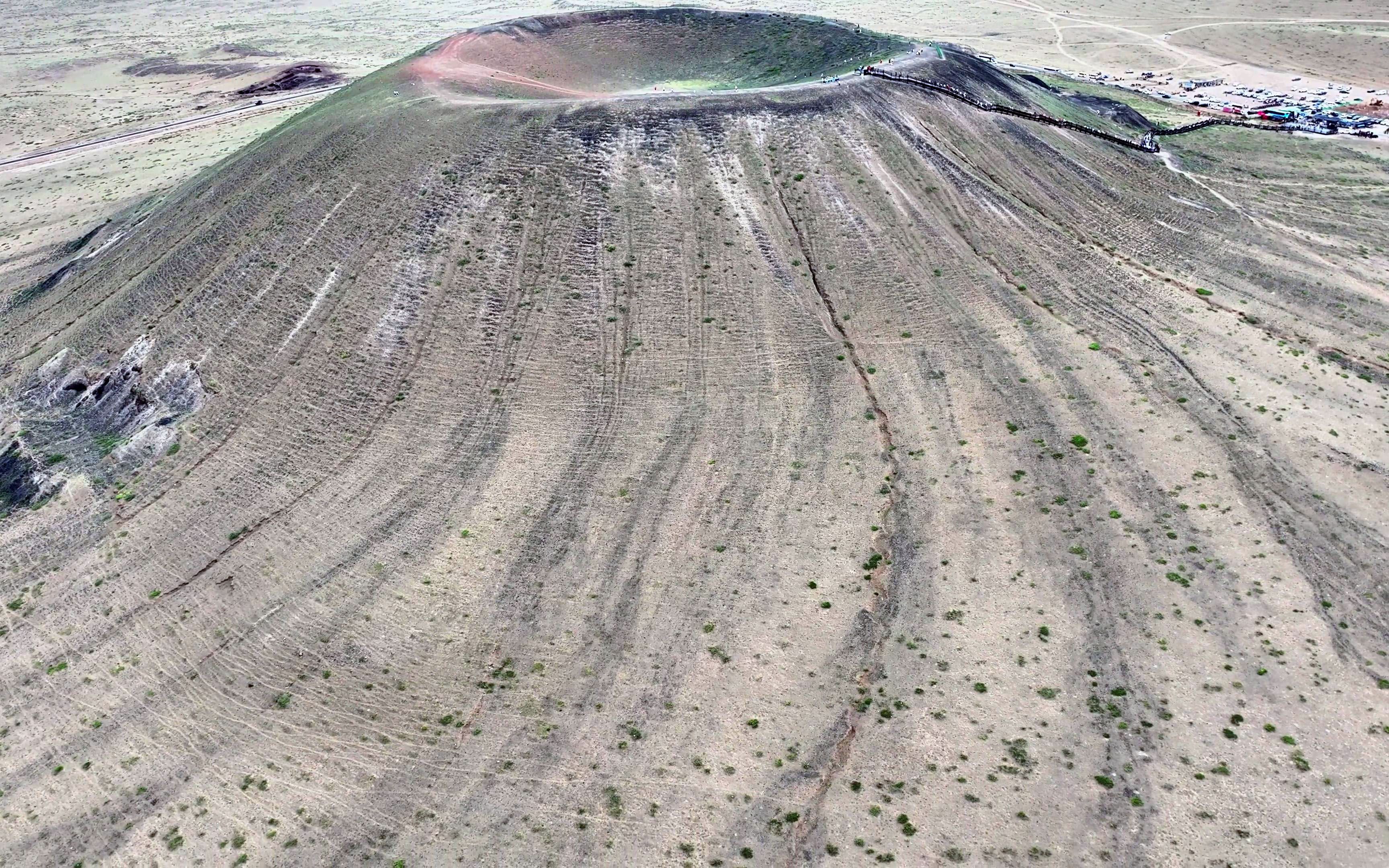 乌兰哈达火山群3号火山，本来是个完美漂亮的火山，可惜被破了相