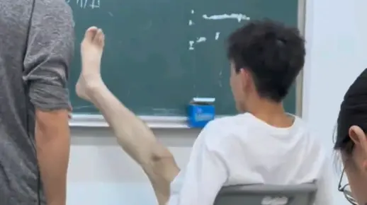 课堂上老师摸完学生的脚又直接摸脸