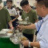中学校长蹲守垃圾桶旁吃饭，见学生倒剩菜上前制止，原因让人怒赞