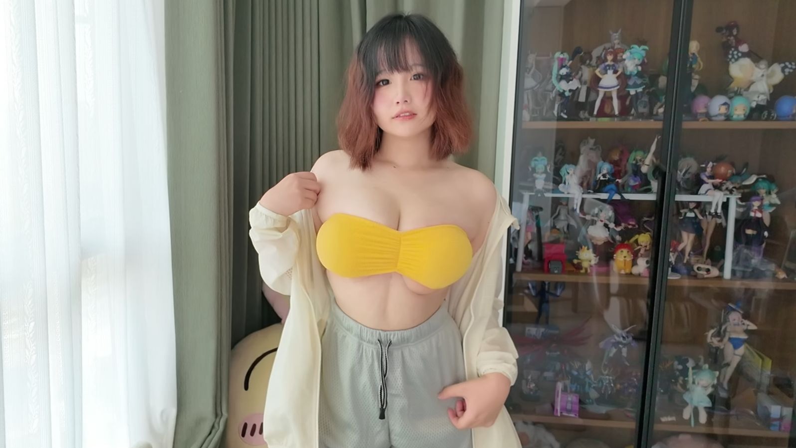 [Wear a little] This lump of yellow looks like it's been P'd on ......