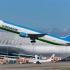 一组乌兹别克斯坦航空B767-300ER货机在深圳机场装货和起飞情景。