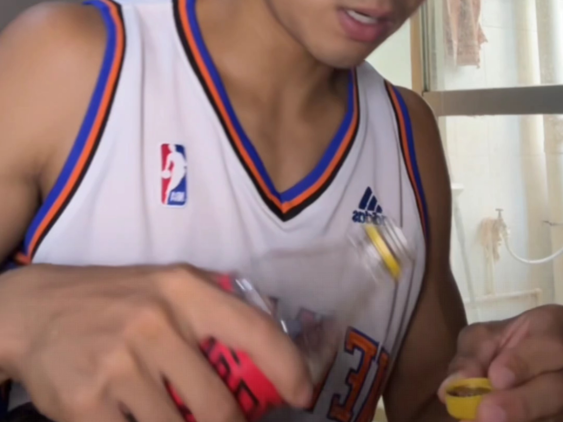 可乐倒在瓶盖上，再倒到桌子上，把可乐当水擦书桌。