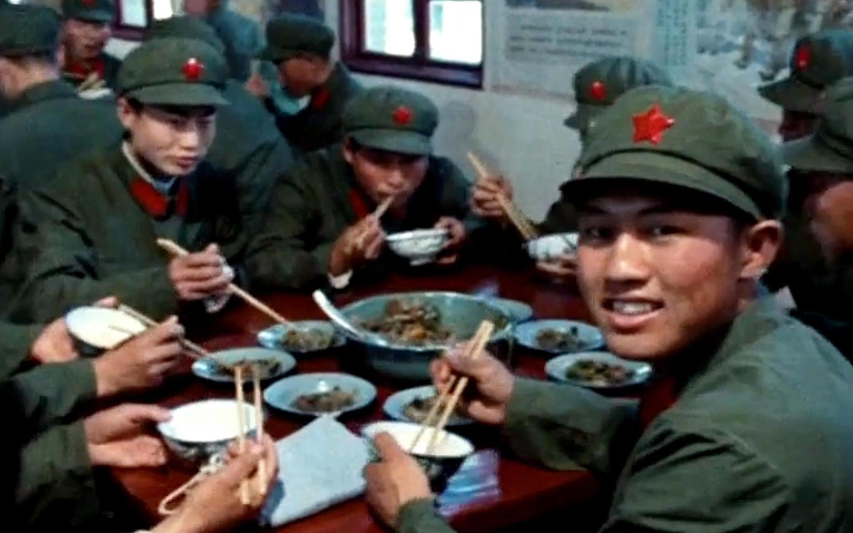 70年代解放军用餐全过程：八人围坐成一桌，一桌放盆大锅饭