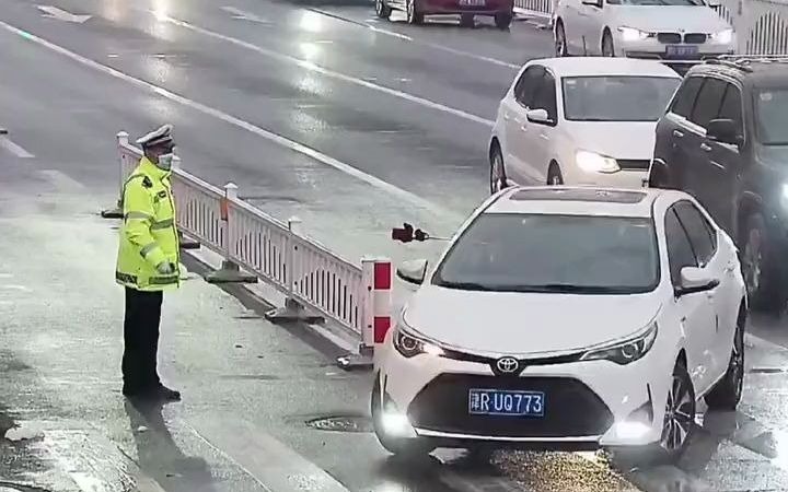 天津市民把雨伞扔给交警