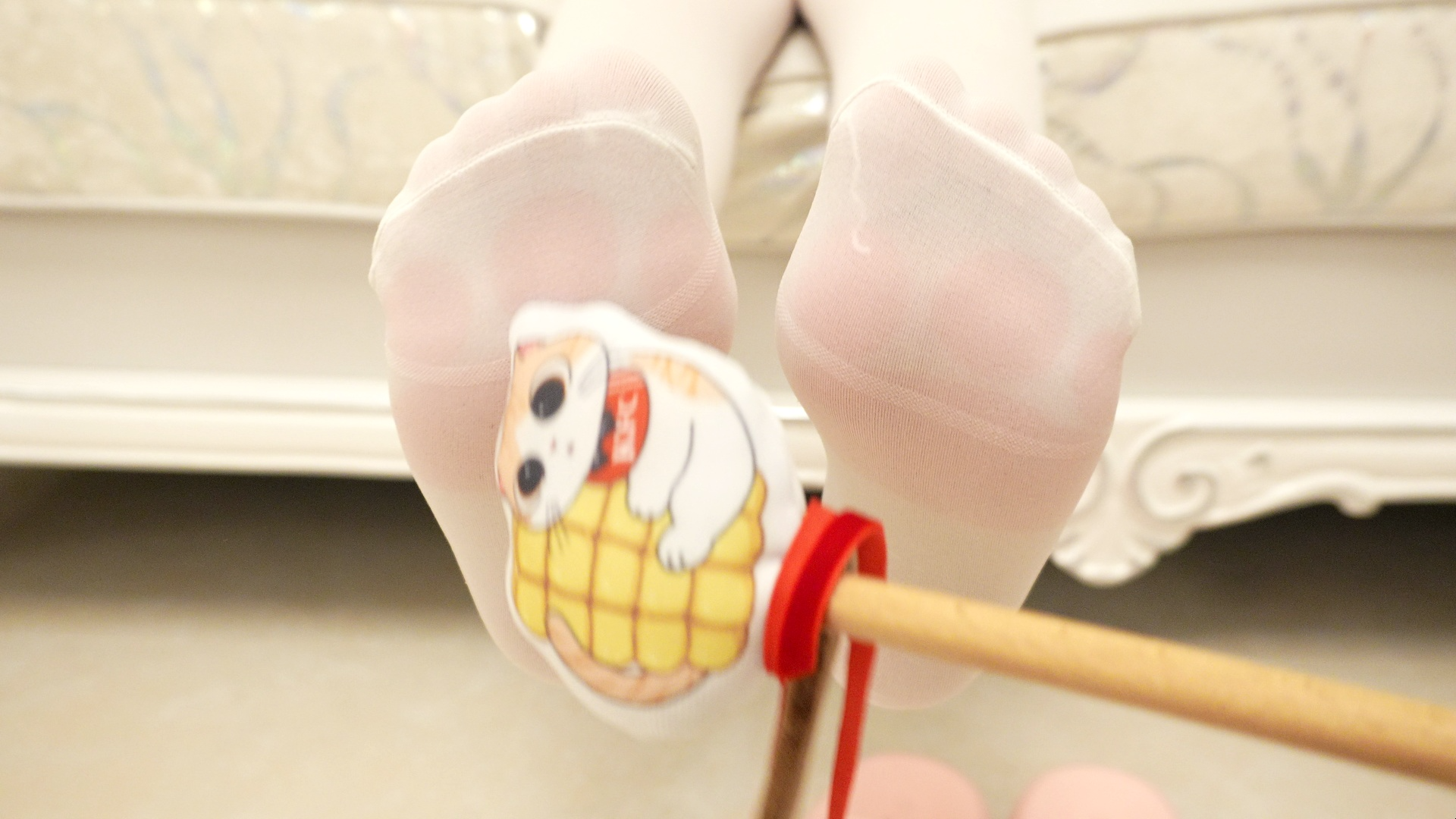 [Happy April Fool's Day] Teasing cat stick scratching feet! Cat claw socks cat meowing!
