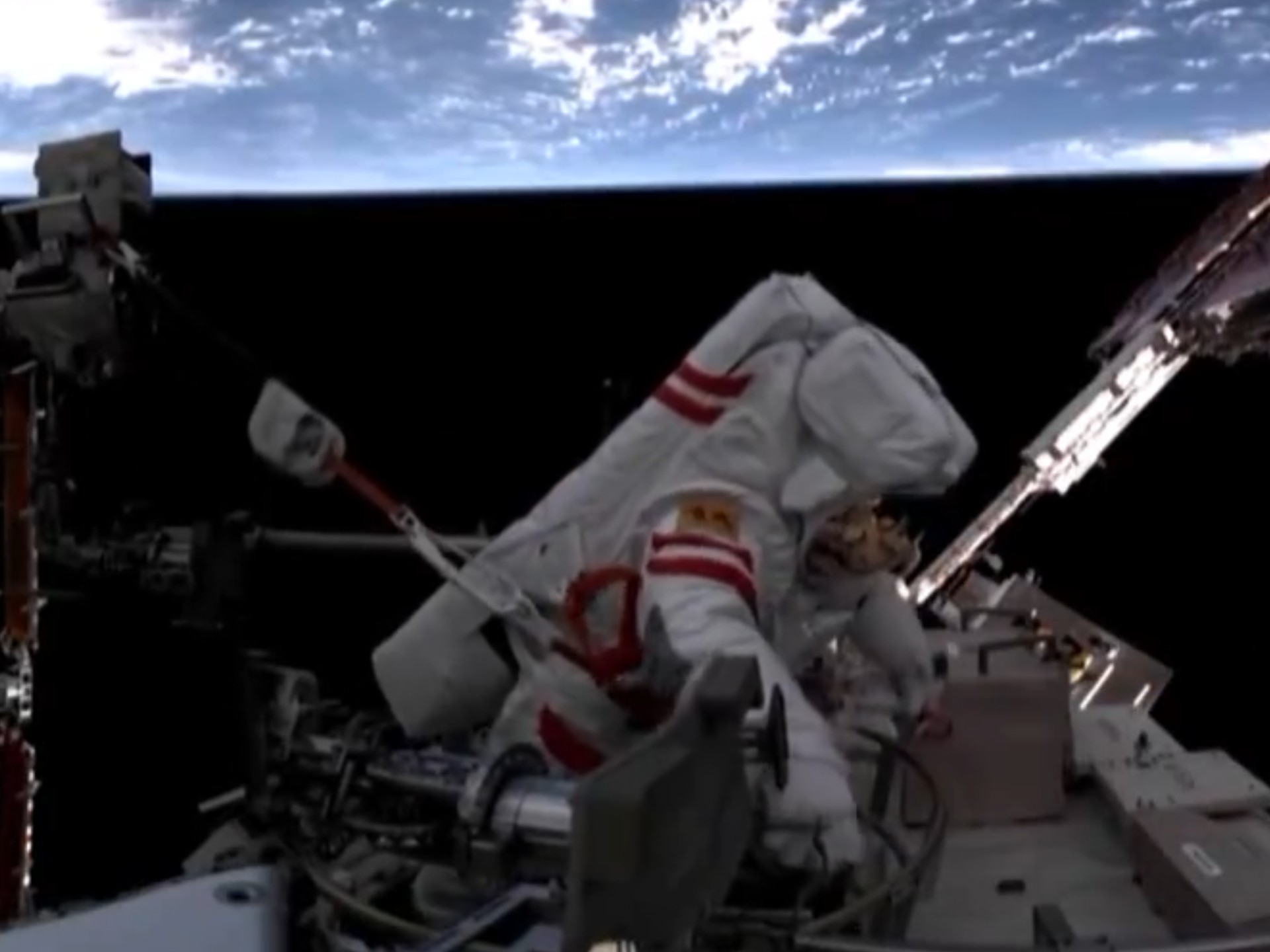 神21乘组圆满完成第一次出舱