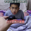 老爸往儿子卧室装摄像头，儿子死活不愿意