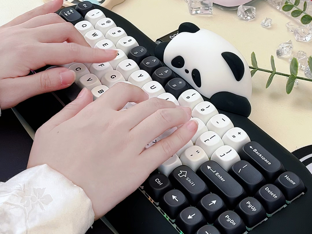 可可爱爱！这个键盘熊猫含量严重超标了！键设宇宙c68机械键盘开箱