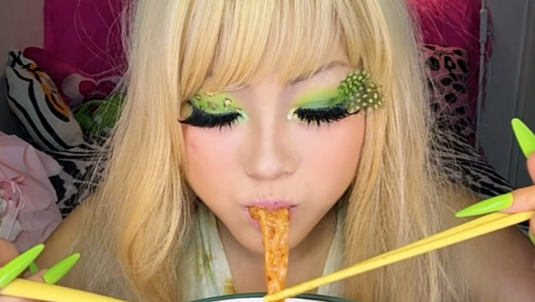 吃泰式凉拌三文鱼虾毛蛤青木瓜沙拉