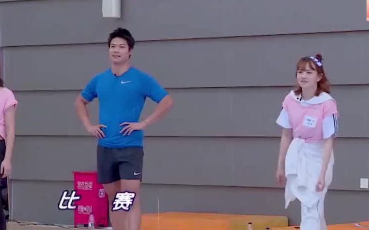 徐梦洁挑战苏炳添跑50米，眼尖观众大喊：苏哥让着她了！
