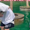 爸爸和女儿打水仗“太优雅”，小屁股一撅实在太可爱了，网友：换成儿子就不是这个画面了