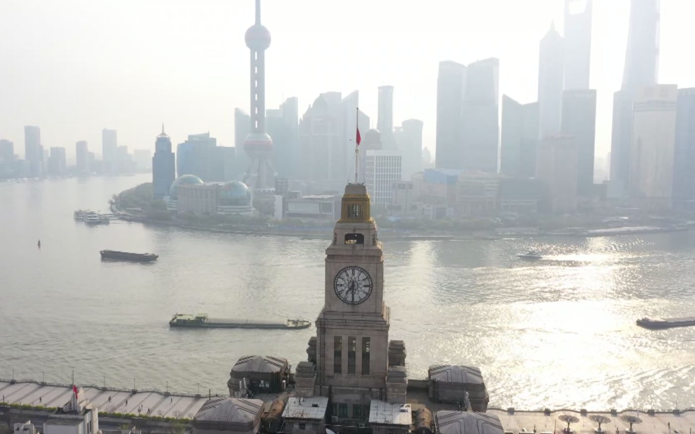 上海外滩52栋建筑集体下半旗，共寄哀思