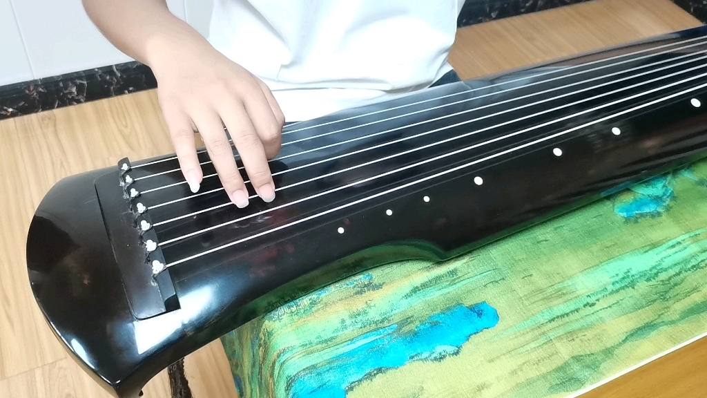 伏羲式纯生漆青桐木古琴的音色润透韵致,漆艺精美