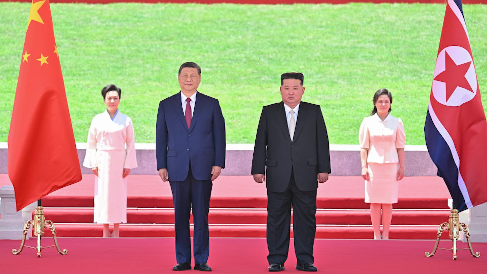 习近平出席金正恩举行的欢迎仪式