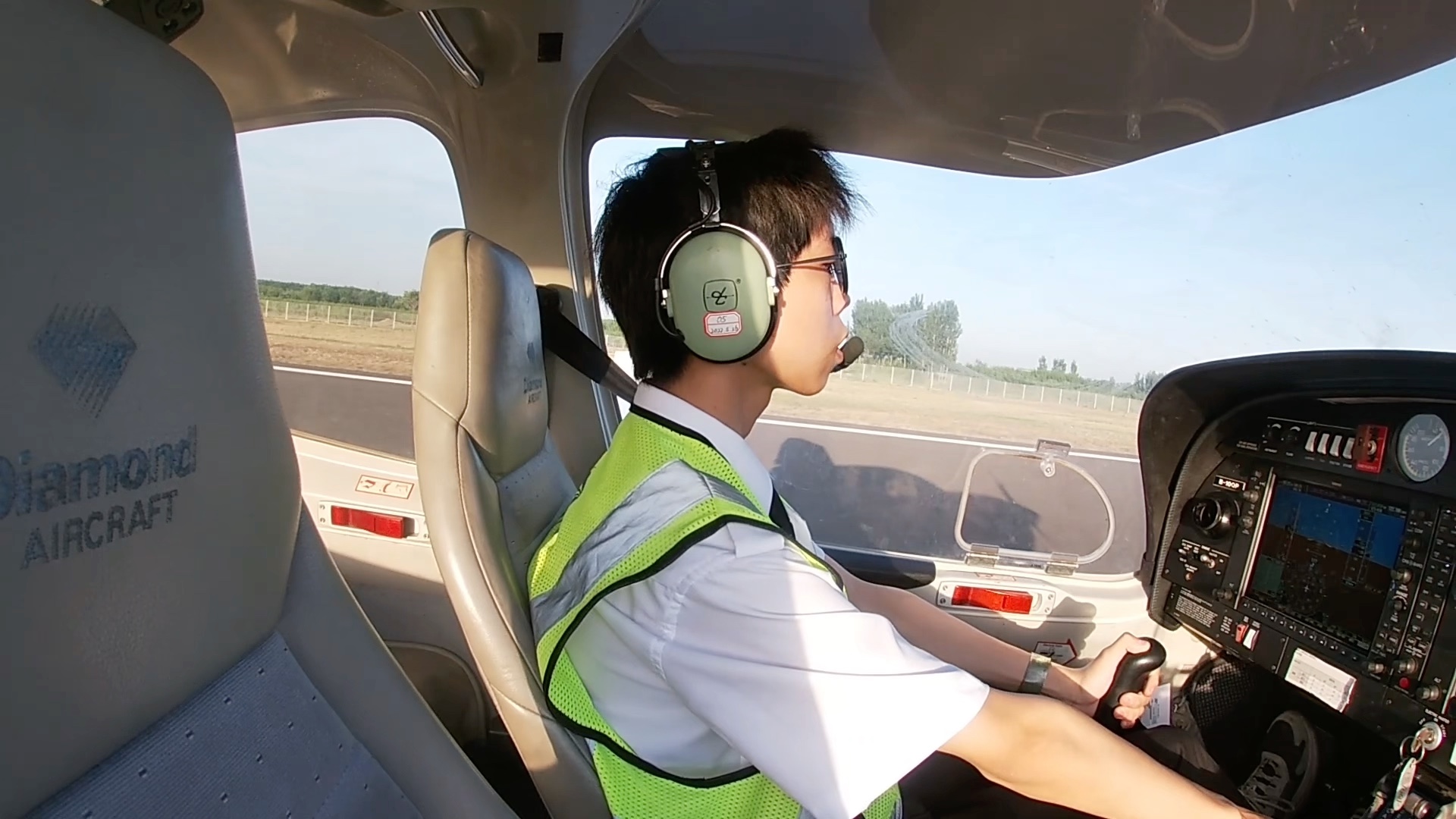 国内年龄最小:16岁飞行学员首次单飞起飞录像