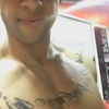 性感纹身肌肉男对着镜子自拍