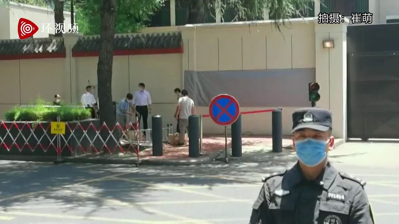 中国施工队进场，准备拆除原美领馆外墙标识