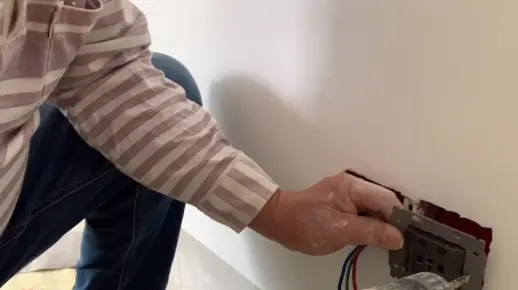 水电完工的最后一步安装开关插座