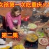 越南女孩们第一次吃到中国重庆火锅，太好吃了