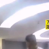 12岁男孩偷走爸爸车钥匙，靠玩汽车游戏的经验，带妹妹在高速上开到