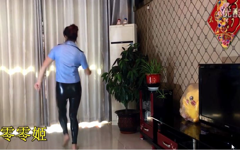 美女火辣广场舞