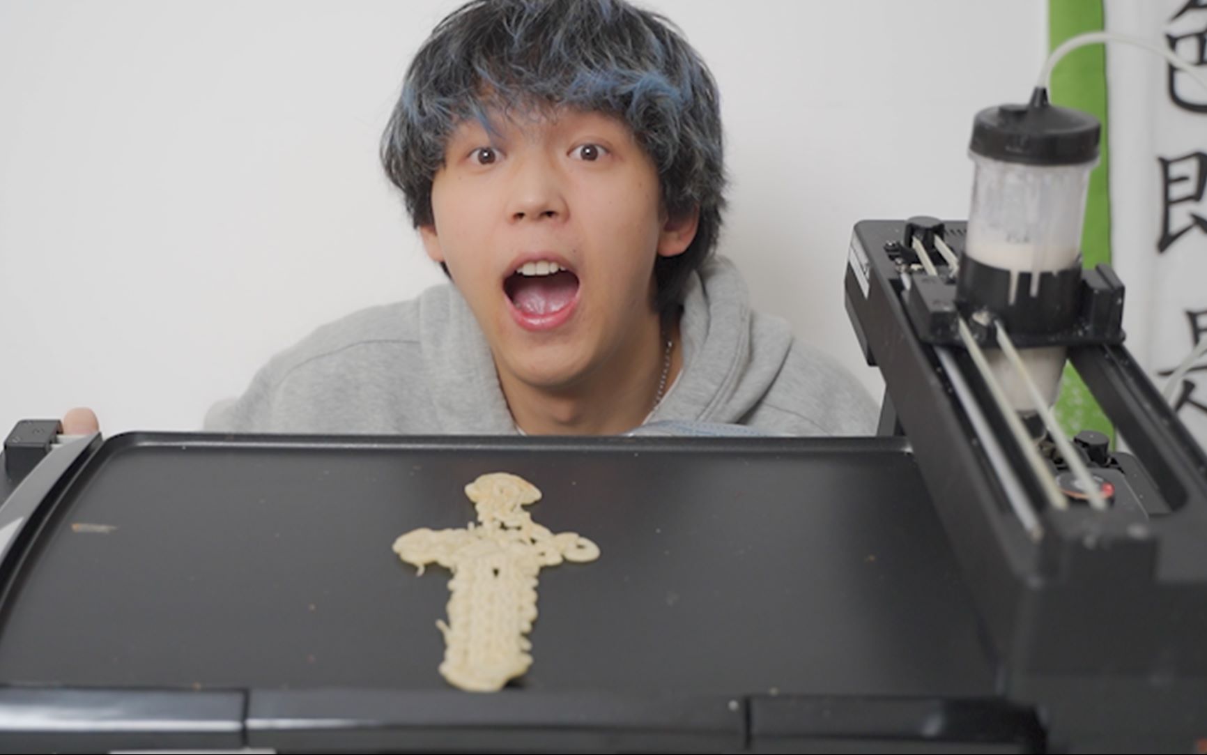 帅小伙花999元买了一台自动画煎饼机，真的有用吗？
