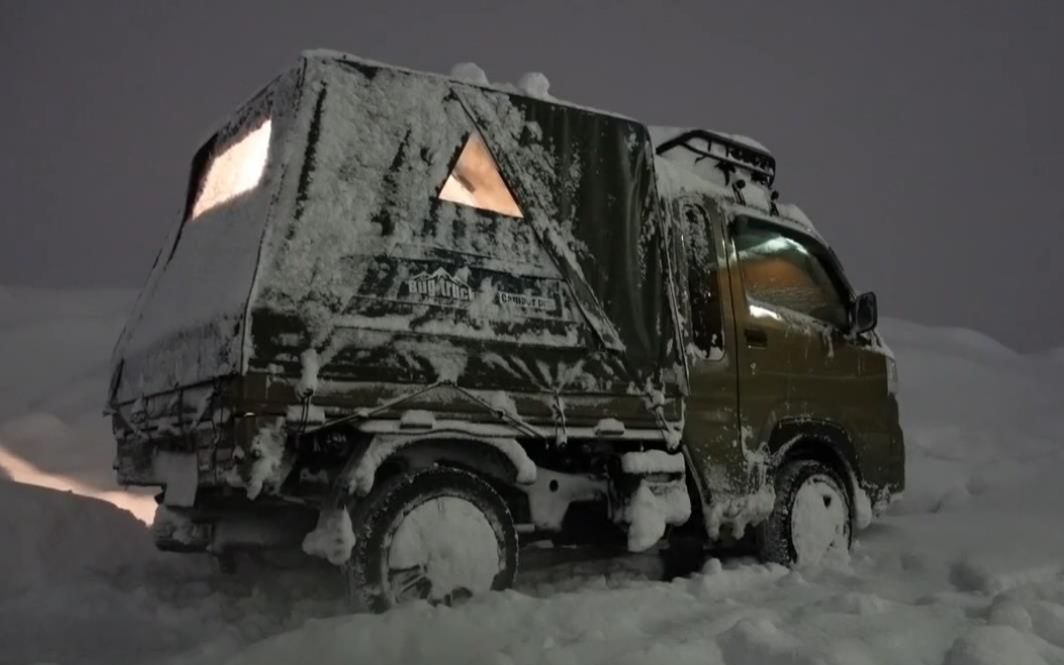 雪地床车过夜，外面寒风阵阵，一个人窝在车里吃肥牛火锅，舒坦！