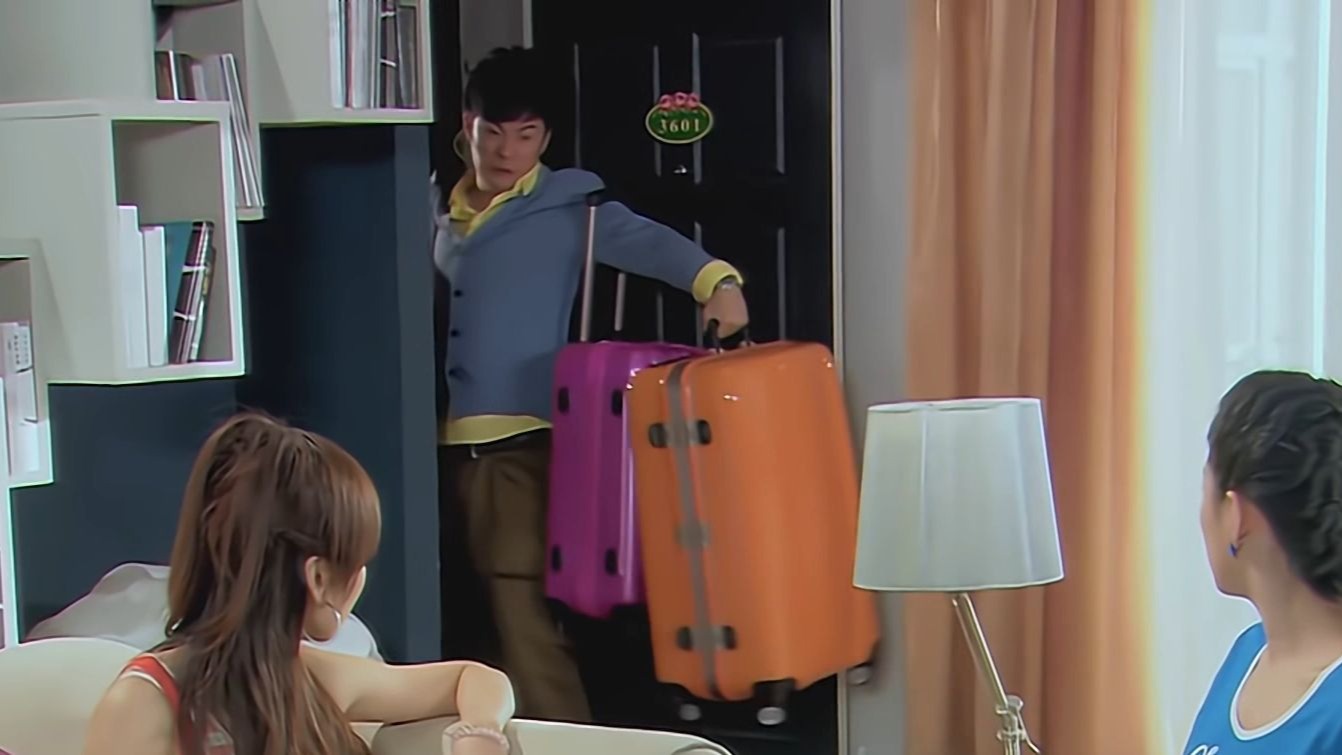 凭什么让我拎箱子！