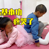 女儿练习新学的基本功，脚压不到地疼的大哭，妈妈毫不心软必须练