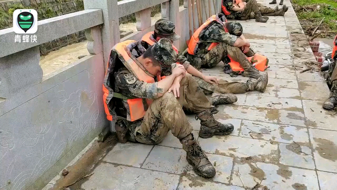 理性分析：最可爱的人！遵义救灾现场 武警战士身上裹着泥巴席地休息[一阶段]的第1张示图