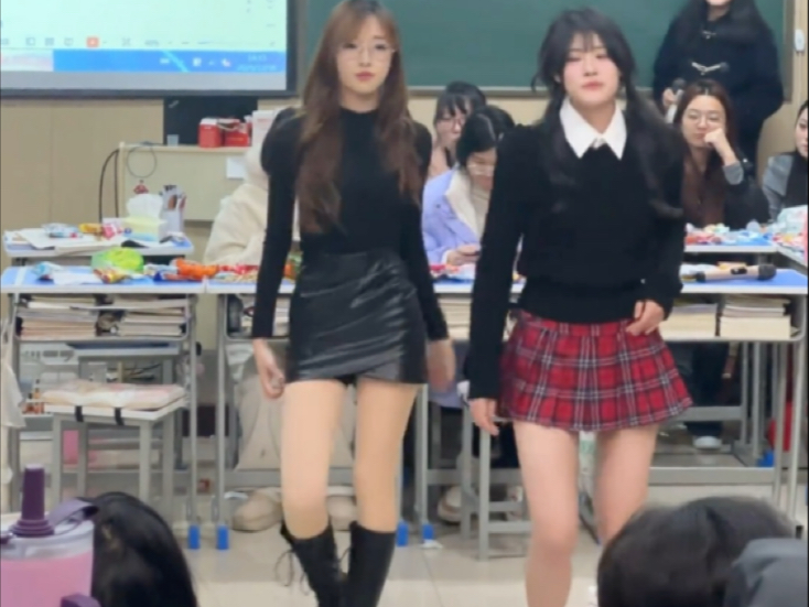 女学生在元旦晚会舞蹈翻跳韩舞