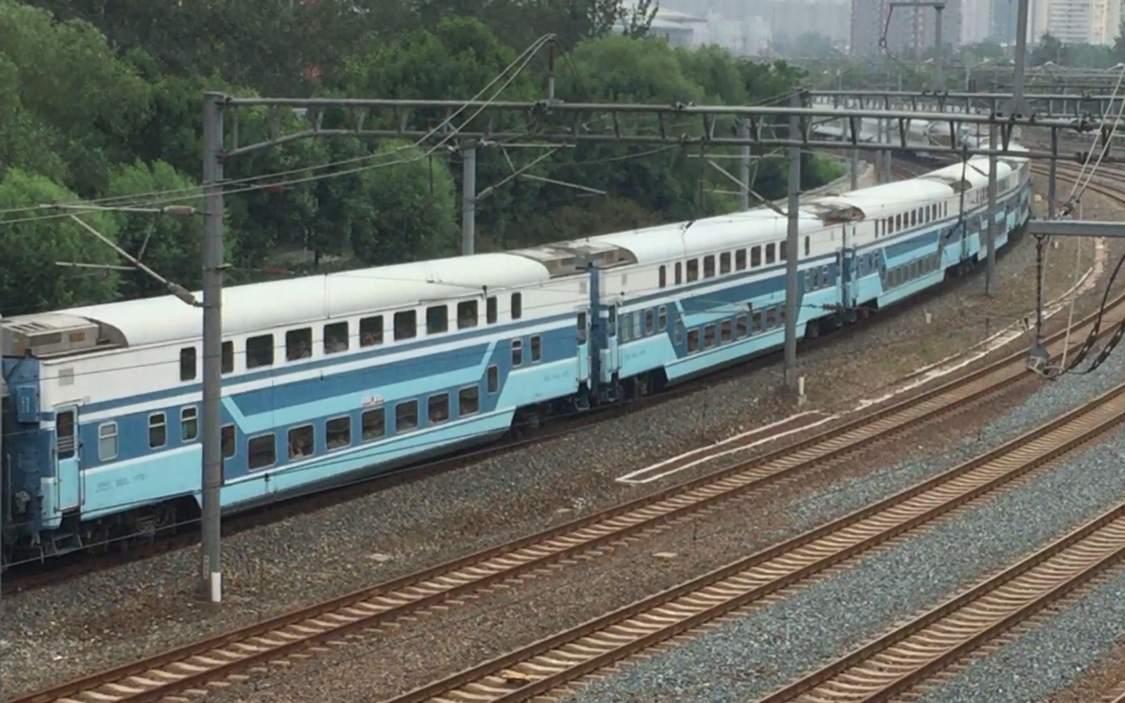 【京沪铁路】含有石秦特慢车底的k5231次列车驶离北京南站