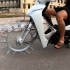 外国小伙把摩托车装上“弹簧轮”，骑起来不会倒还很稳！