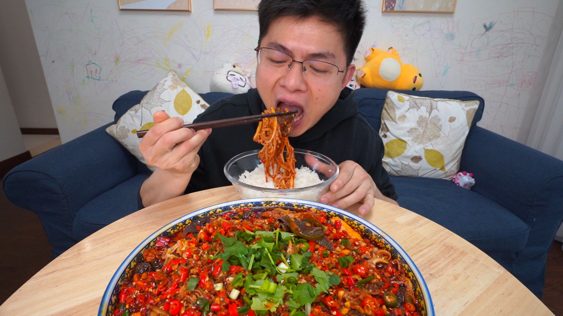 做了一大盘油辣子，赶紧弄个冒菜试试味，吃得小伙汗流浃背