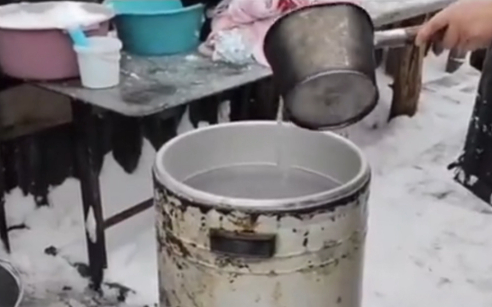 俄罗斯人展示自己的古董洗衣机，难怪俄乌战场上俄军那么喜欢搬洗衣机