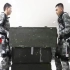 给力！解放军身穿“机械外骨骼” 轻松搬运80公斤武器箱