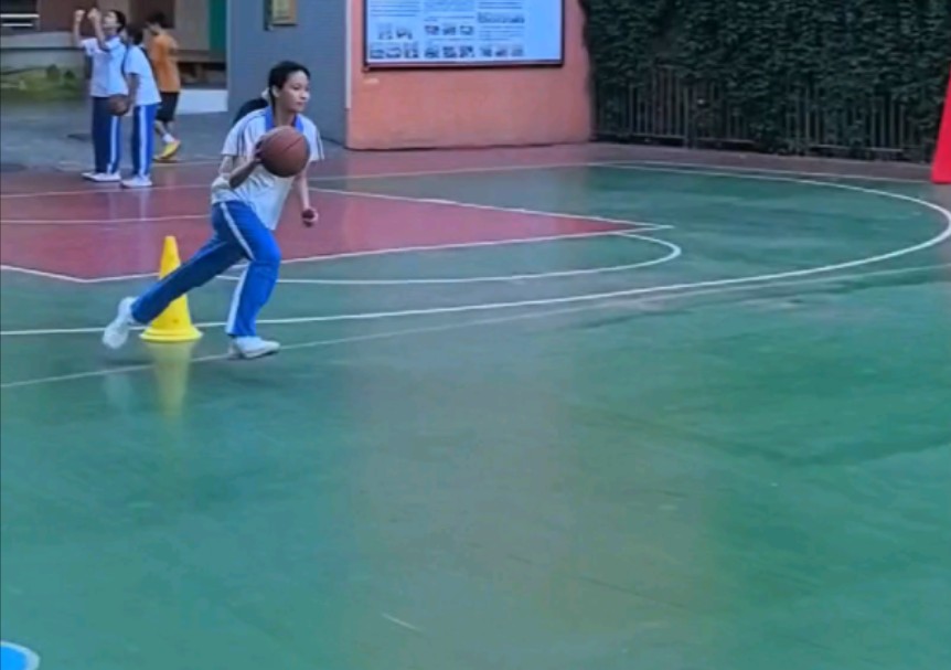 小学女篮运球快攻上篮训练，撒腿就跑