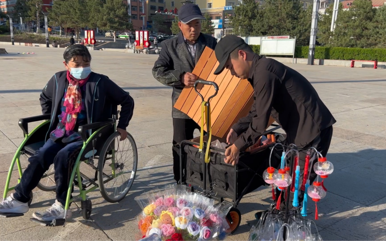 残疾的一家三口在县城摆摊，卖点玩具和烤肠赚取生活费，让人心酸